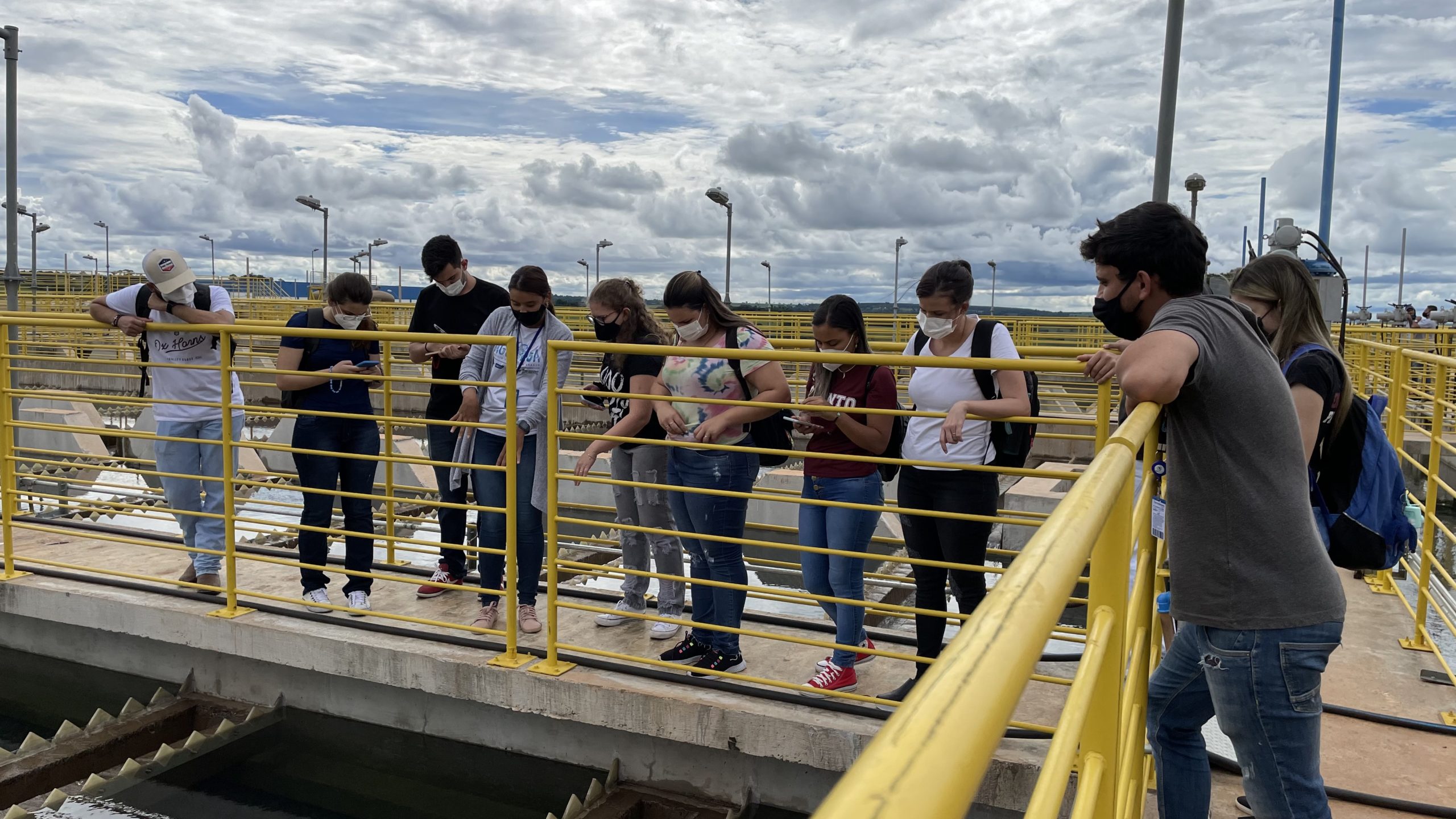 Programa Escolar leva estudantes para conhecer tratamento da água na ETA Capim Branco